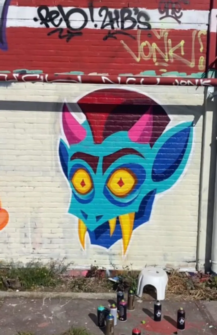 blauw monster rode hanenkam roze hoorns zomer 2025 mural